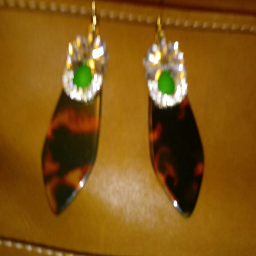 Deco/faux tortoise earrings. - Picture 2 of 3